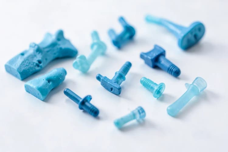 Modelos 3D de enxertos ósseos e implantes dentários curtos.