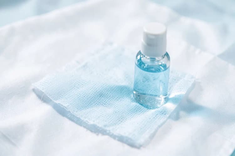 Kit de cuidados pós-operatórios com gaze e solução de limpeza.